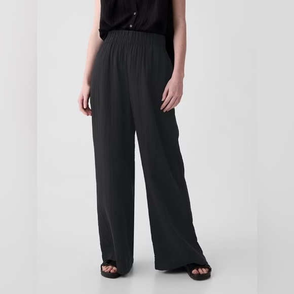 NWT! GAP Black Mid Rise Crinkle Gauze Wide-Leg Pants - Multiple Sizes 🩷 - Picture 2 of 9